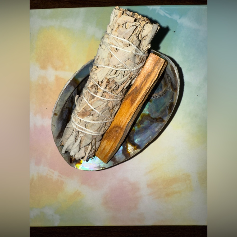 White Sage + Palo Santo + Abalone Shell Smudge Kit
- JLLocal 💨🌀